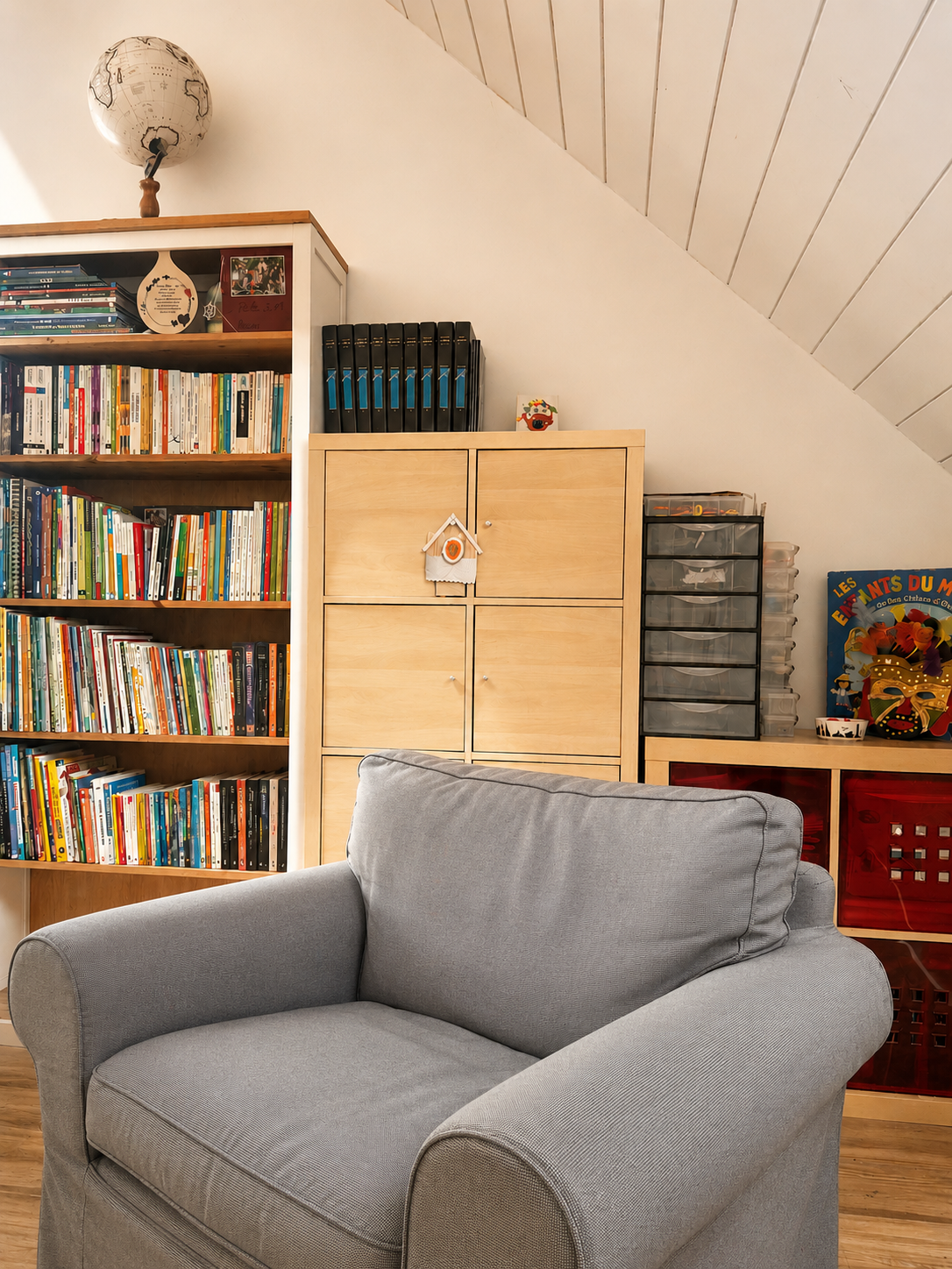 Coin lecture cosy avec bibliothèque et fauteuil